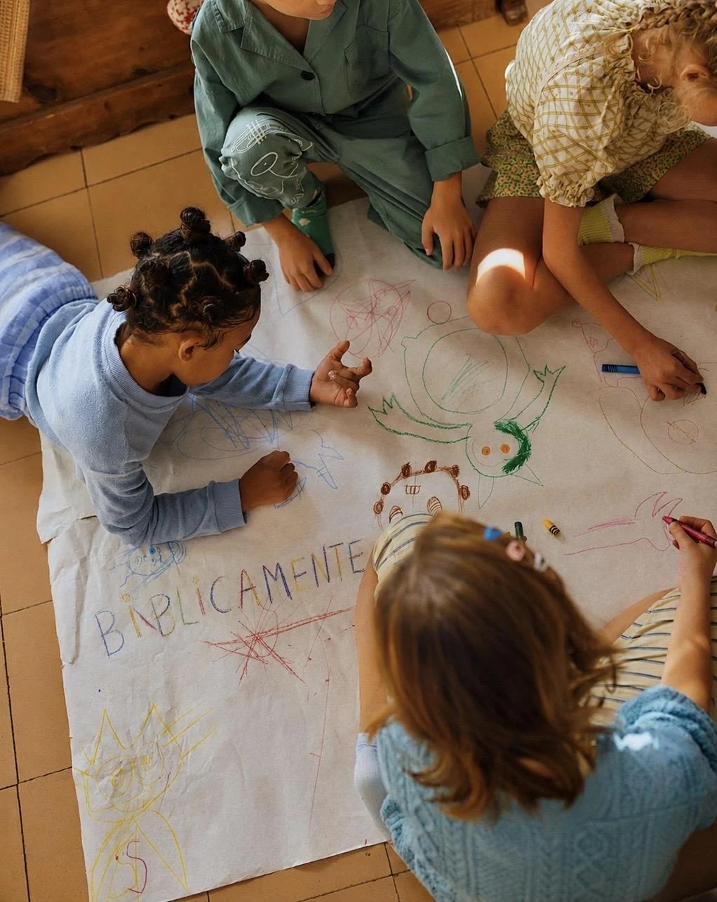 Crianças desenhando no chão - 2 a 5 anos